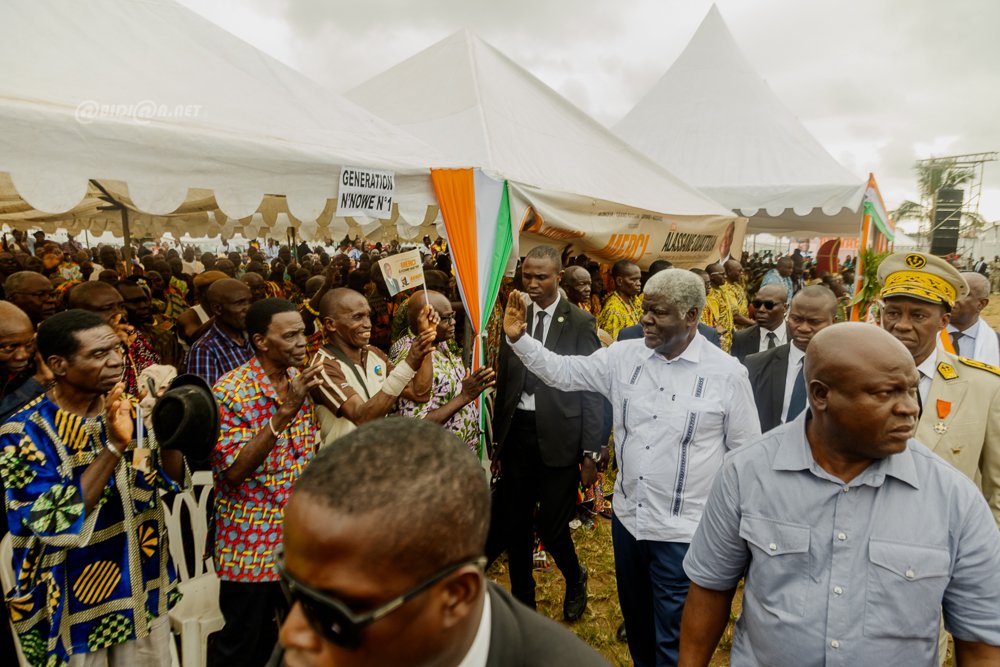 visite-officielle-du-premier-ministre-robert-beugre-mambe-aupres-des-popula_lxy17mca4eg