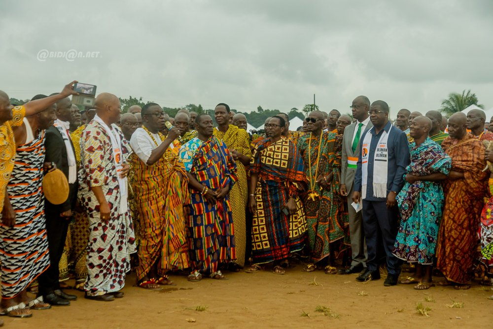 visite-officielle-du-premier-ministre-robert-beugre-mambe-aupres-des-popula_m7xtenig8ma