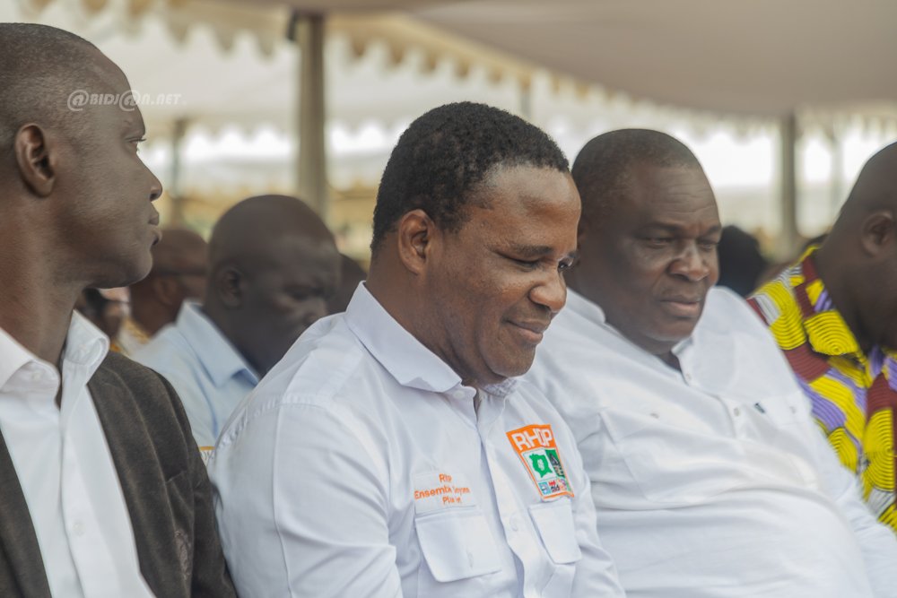 visite-officielle-du-premier-ministre-robert-beugre-mambe-aupres-des-popula_yqjk54dgi4q