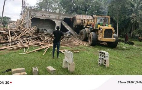 Côte d’Ivoire : destruction du siège de la FESCI en construction.