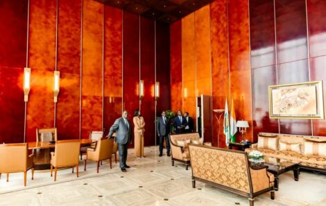 Côte d’Ivoire : Alassane Ouattara heureux de retrouver le Palais Présidentiel rénové après plusieurs mois de travaux.