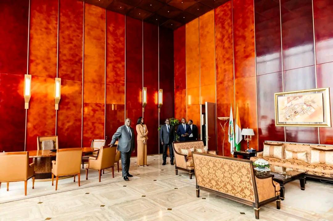 Côte d’Ivoire : Alassane Ouattara heureux de retrouver le Palais Présidentiel rénové après plusieurs mois de travaux.