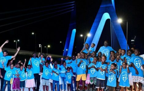 Pont ADO illuminé en bleu : Un message d’espoir pour les droits des enfants en Côte d’Ivoire.
