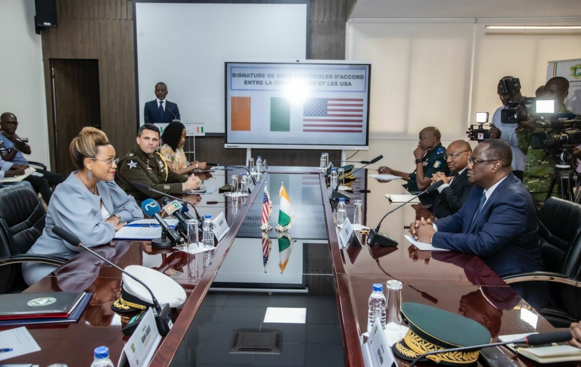 Madame Jessica Davis Ba, Ambassadrice des États-Unis en Côte d’Ivoire et le ministre de défense ont procédé à la signature conjointe de deux (02) Protocoles d’Accord entre les 2 pays..