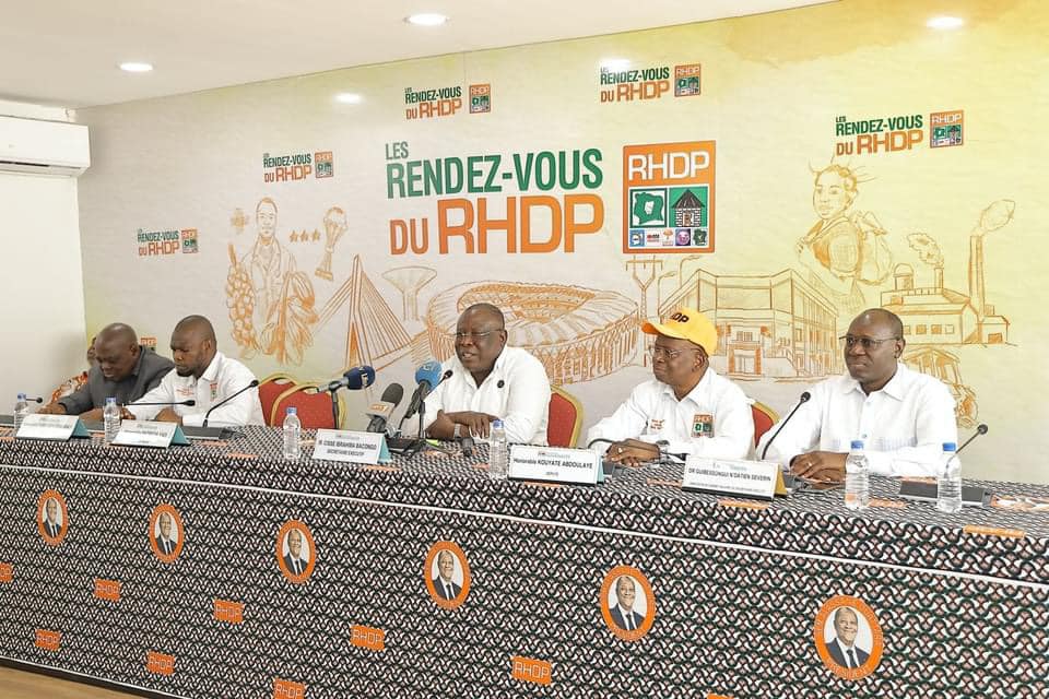 Cissé Ibrahima Bacongo Secrétaire Exécutif du RHDP : Hier, samedi 30 novembre 2024, dans une ambiance festive, j’ai présidé la cérémonie d’adhésion de nombreux citoyens, jusque-là sans affiliation politique, ainsi que de 80 hauts cadres de l’administration et professionnels.