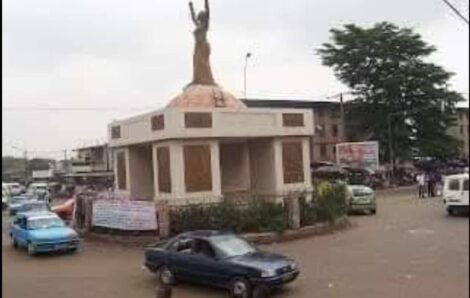Le pouvoir de Laurent Gbagbo sous les monuments et statues à Abidjan (4 mars 2011).