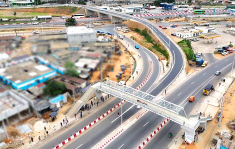 Une équipe de médias visite les travaux de dédoublement de la route de Dabou, sortie ouest d’Abidjan.