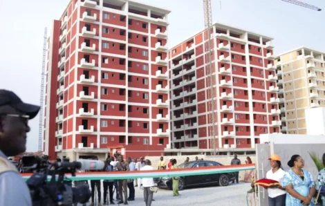 Société – Logements sociaux et économiques : le Premier Ministre Robert Beugré Mambé remet les clés de 1 405 logements à leurs propriétaires.