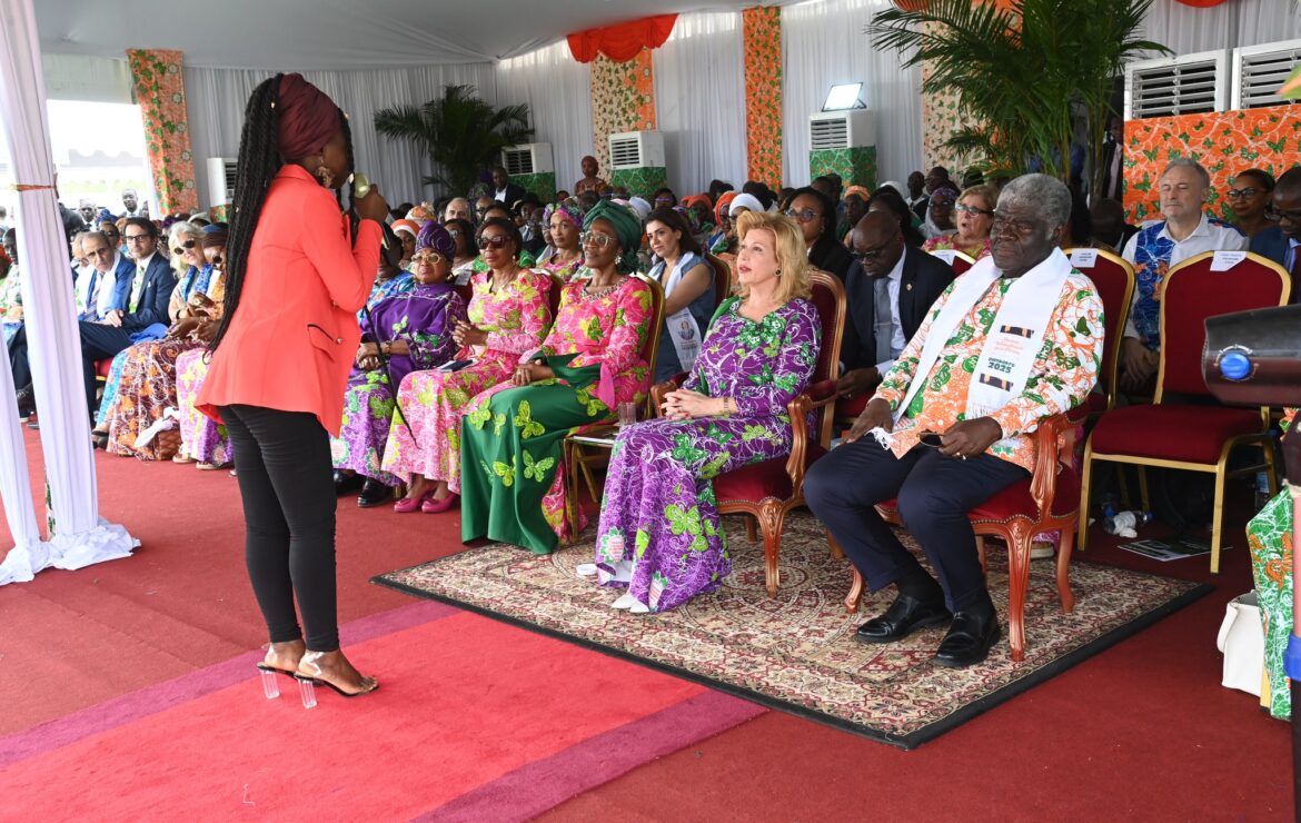 Société – Dimbokro : Mme Dominique Ouattara visite la cour familiale du Président de la République.