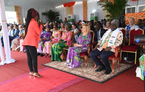 Société – Dimbokro : Mme Dominique Ouattara visite la cour familiale du Président de la République.