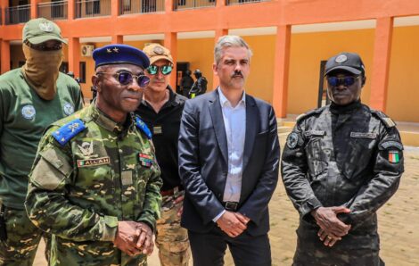Jacqueville : la Côte d’Ivoire renforce sa lutte contre le terrorisme avec un nouveau programme de formation d’élite.