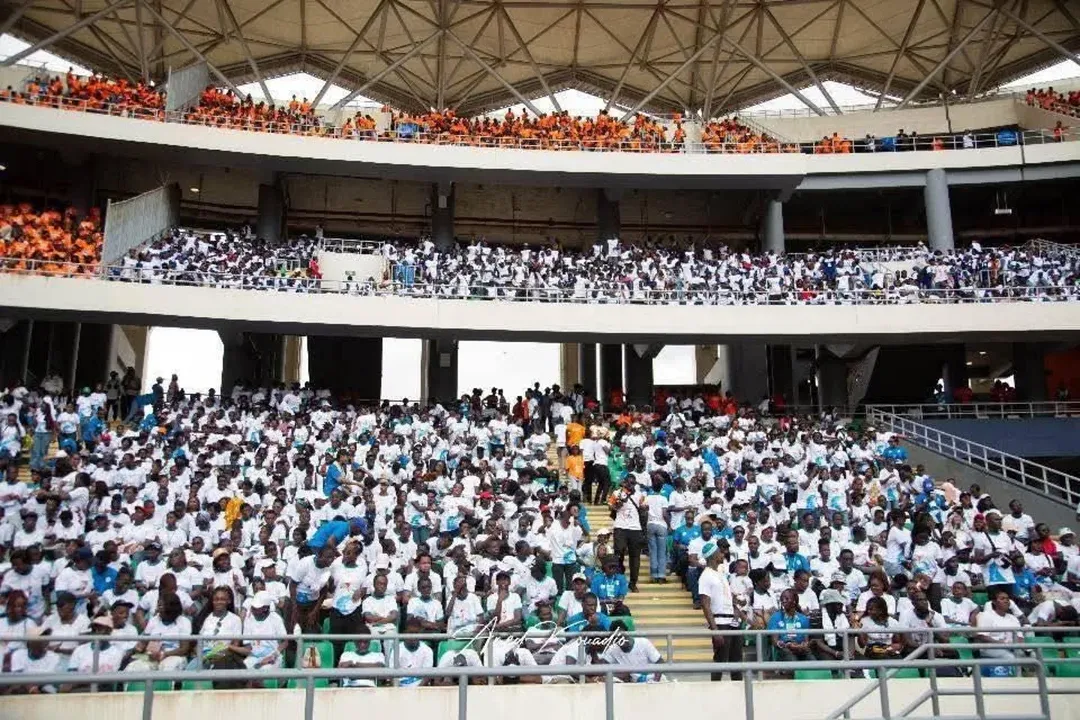 PLUS DE 40.000 JEUNES FONT LE PLEIN DU STADE OLYMPIQUE ALASSANE OUATTARA D’EBIMPÉ POUR LE PÈLERINAGE DIOCÉSAIN #pelejeune #firstmagazine (1)