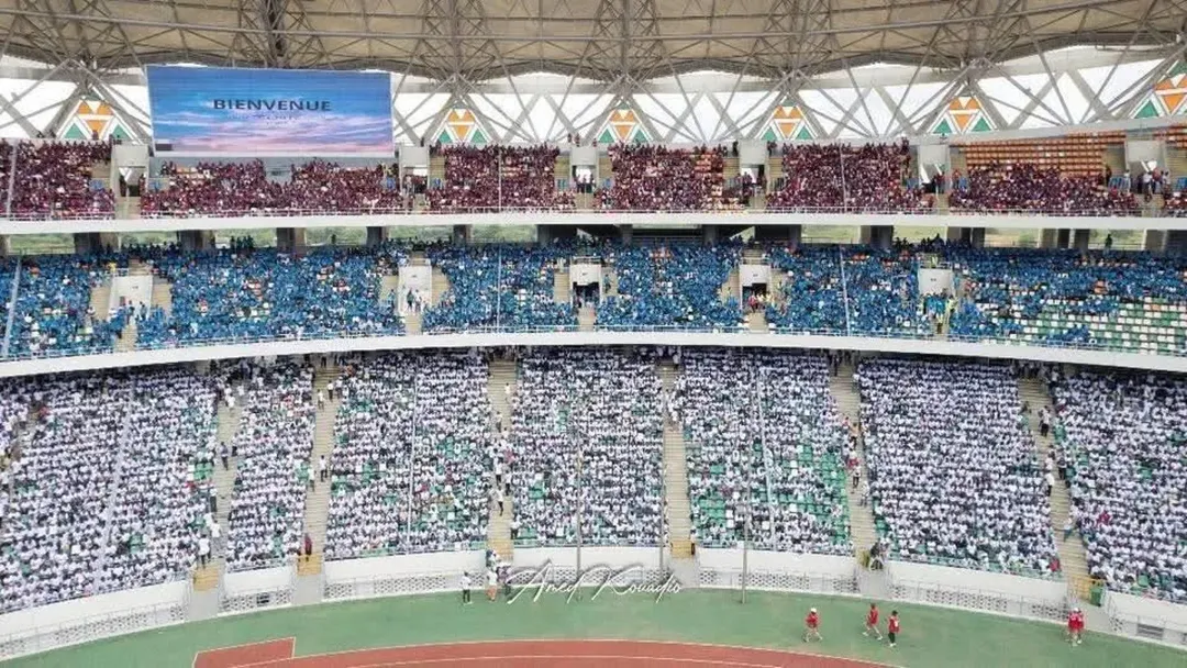 PLUS DE 40.000 JEUNES FONT LE PLEIN DU STADE OLYMPIQUE ALASSANE OUATTARA D’EBIMPÉ POUR LE PÈLERINAGE DIOCÉSAIN #pelejeune #firstmagazine