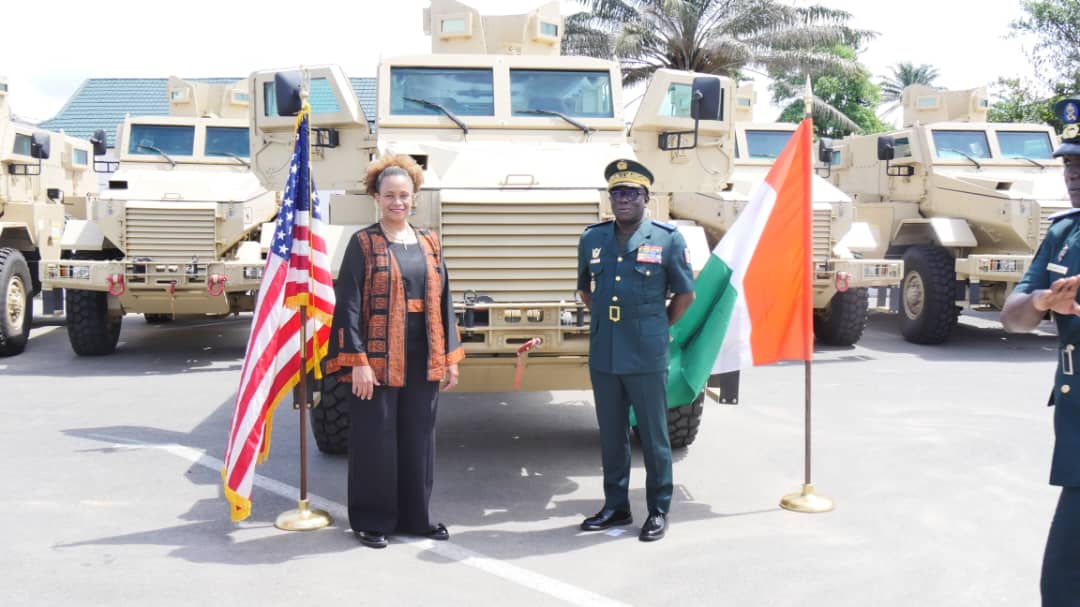 Côte d’Ivoire-USA : Les Etats Unis équipent l’armée de 12 véhicules blindés, une étape importante dans le partenariat de sécurité solide entre les 2 pays.