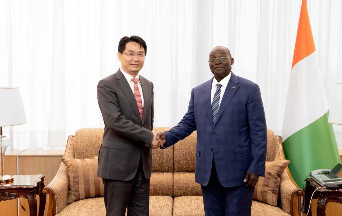 Institutions – L&rsquo;Ambassadeur de Chine, WU Jie, répond aux questions de la presse ivoirienne.