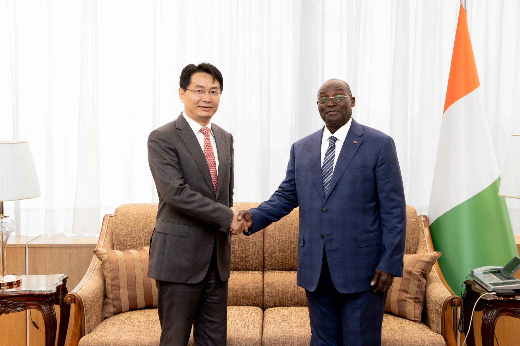 107996-lambassadeur-de-chine-wu-jie-et-le-vice-president-ivoirien-tiemoko-meyliet-kone