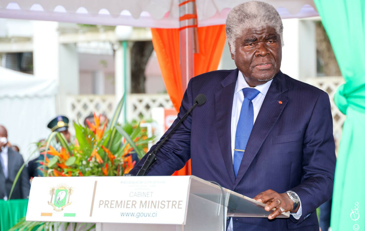 Ponctions sur les salaires des enseignants grévistes, libération de Assi Ghislain, prime aux enseignants… : le Premier Ministre Robert Beugré Mambé accepte d&rsquo;être l&rsquo;avocat des travailleurs.