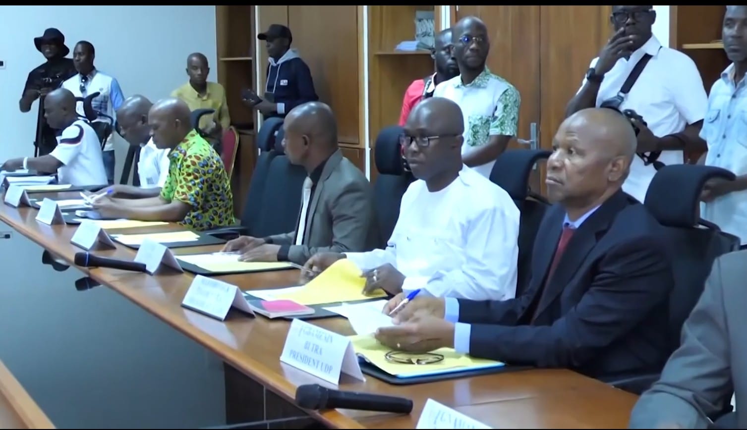 Opposition_autour_Table_2025