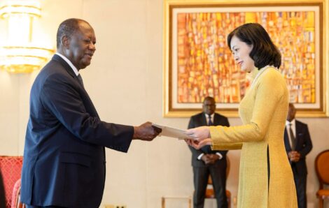 Le Chef de l’État a reçu les Lettres de Créance de cinq nouveaux Ambassadeurs accrédités en Côte d’Ivoire.