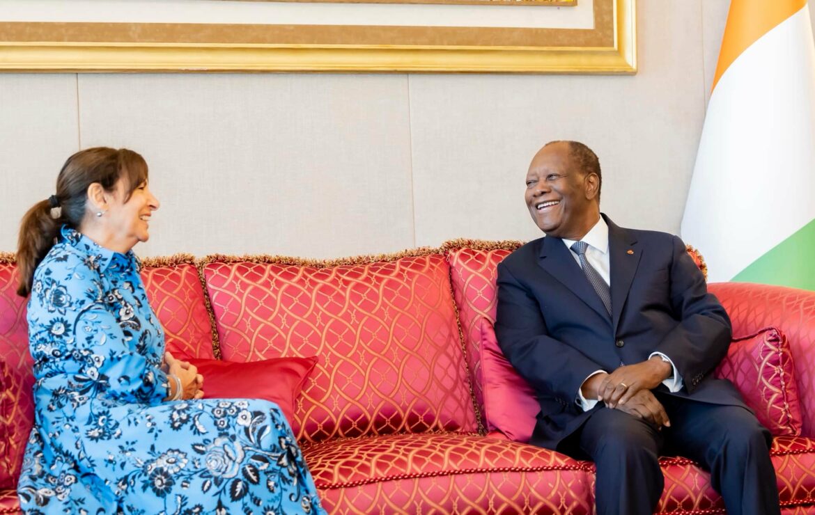 Le Président de la République, Alassane Ouattara, s&rsquo;est entretenu avec la Présidente de l&rsquo;Association Internationale des Maires Francophones (AIMF), Anne Hidalgo, par ailleurs, Maire de Paris.
