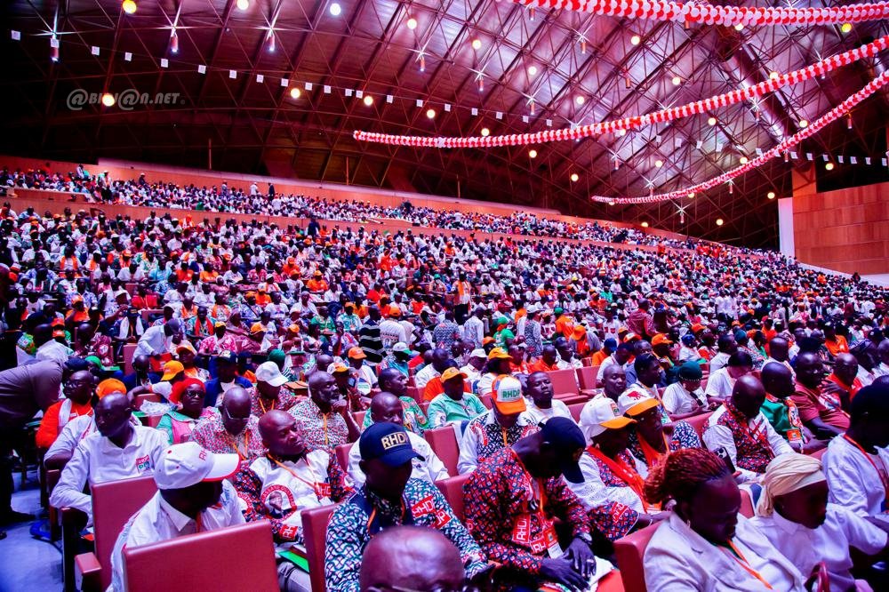 Politique Présidentielle 2025 : les militants du RHDP déferlent au Parc des expositions pour le 2ème Congrès ordinaire à Abidjan.