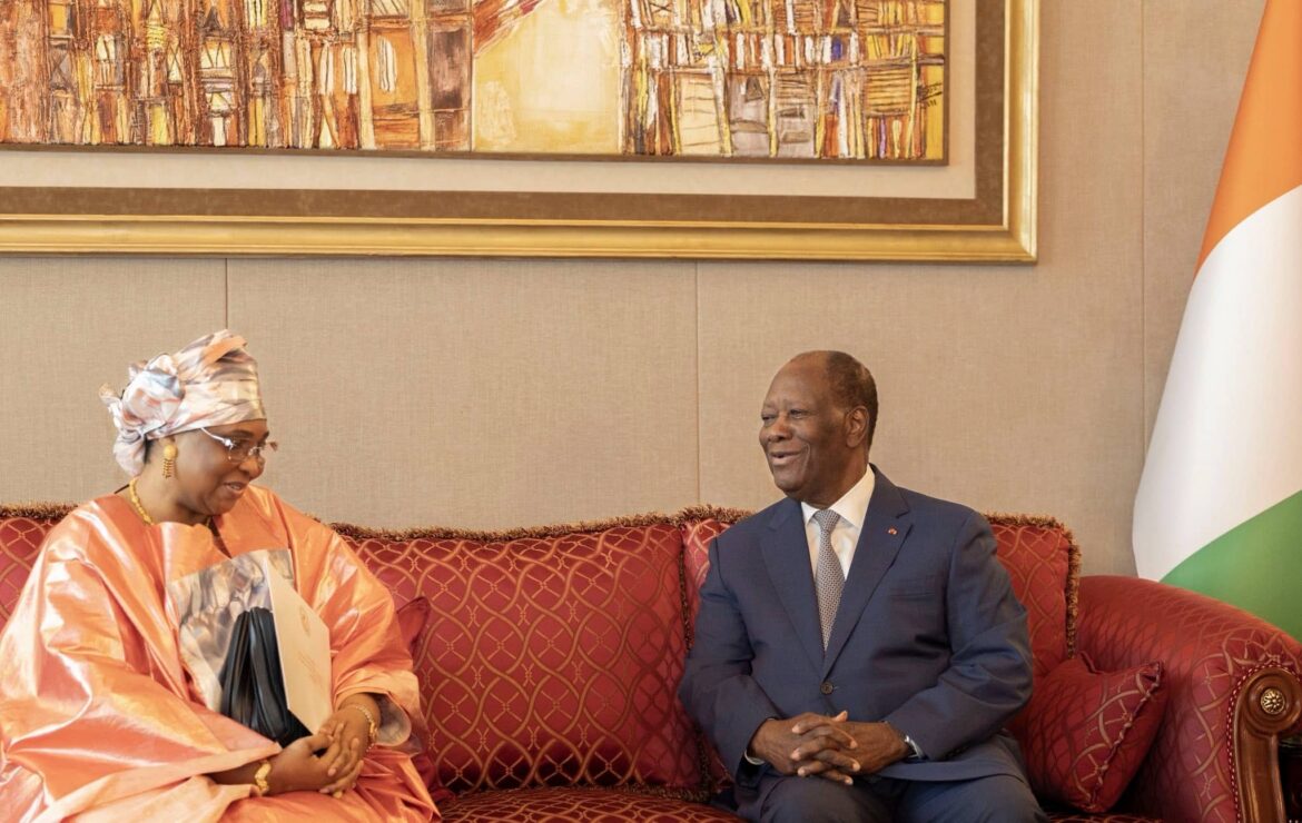 Le Président de la République, Chef de l&rsquo;État a échangé avec Mme Coumba BA, une Envoyée Spéciale du Président de la Mauritanie S.E.M Mohamed Ould EL – GHAZOUANI.