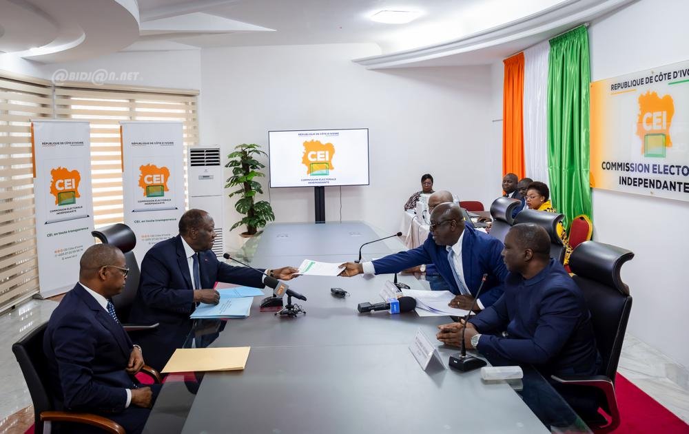 presidentielle-2025-depot-de-candidature-d-alassane-ouattara-a-la-cei_5pzignfk8tj