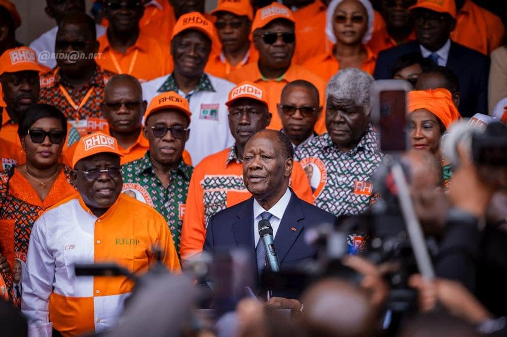 presidentielle-2025-depot-de-candidature-d-alassane-ouattara-a-la-cei_gn7gzn13xof