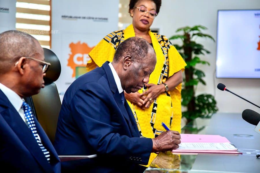 presidentielle-2025-depot-de-candidature-d-alassane-ouattara-a-la-cei_jlpdwfqm7wd