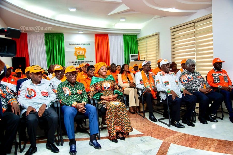 presidentielle-2025-depot-de-candidature-d-alassane-ouattara-a-la-cei_ln523i55jxe