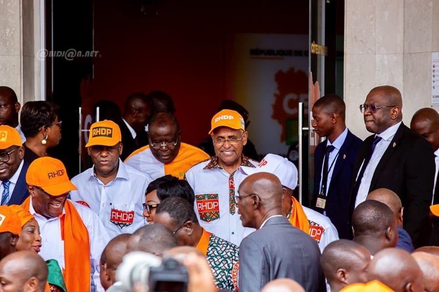 presidentielle-2025-depot-de-candidature-d-alassane-ouattara-a-la-cei_lrmoghbqqvb