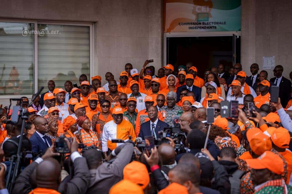 presidentielle-2025-depot-de-candidature-d-alassane-ouattara-a-la-cei_piw3uofppe