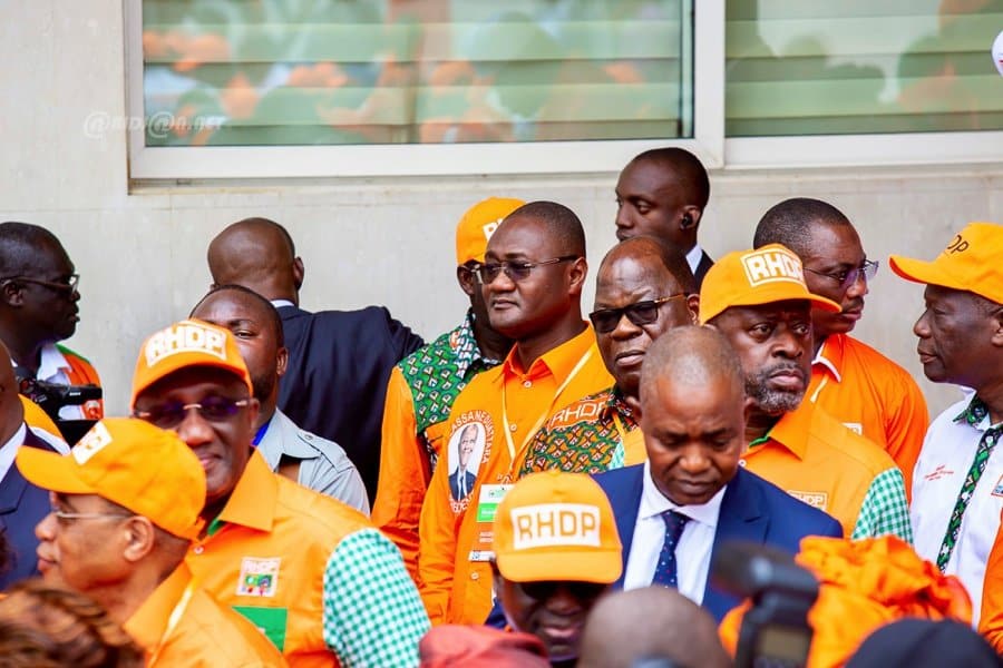 presidentielle-2025-depot-de-candidature-d-alassane-ouattara-a-la-cei_rebrocm8zfg