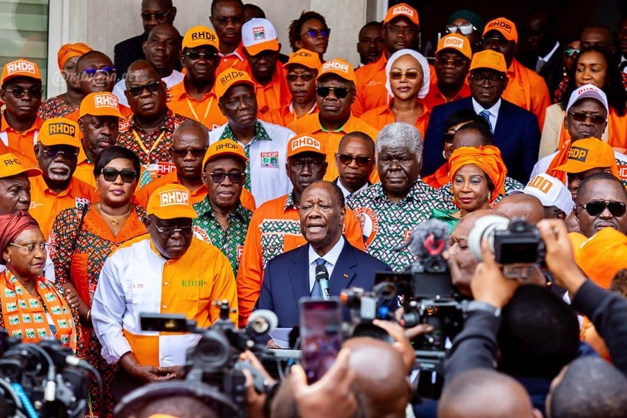 presidentielle-2025-depot-de-candidature-d-alassane-ouattara-a-la-cei_t373mxpzmz