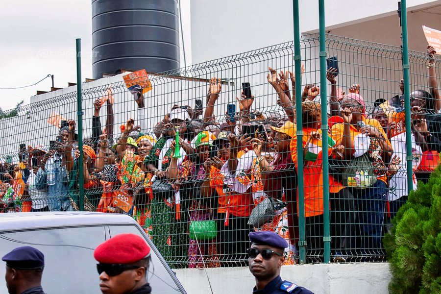 presidentielle-2025-depot-de-candidature-d-alassane-ouattara-a-la-cei_u0l90tncwg