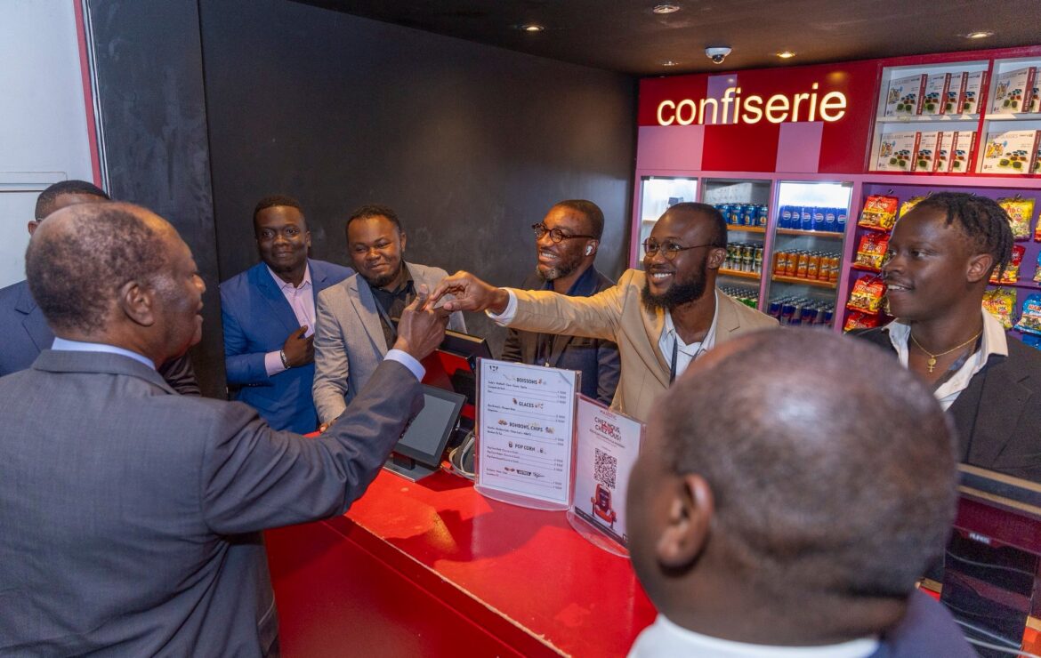 Politique – Présidence : Le Chef de l&rsquo;État a assisté à la projection de l&rsquo;avant-première du film documentaire intitulé « Alassane OUATTARA, Gouverneur et Homme d&rsquo;État ».