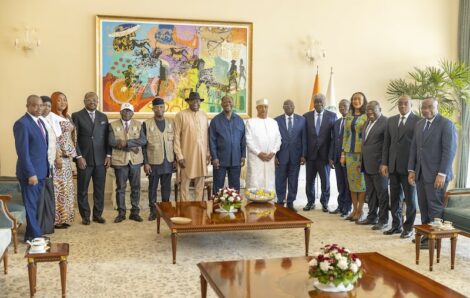 Le Président de la République, Chef de l’État, a échangé avec une délégation conjointe, Elders, UA – CEDEAO.