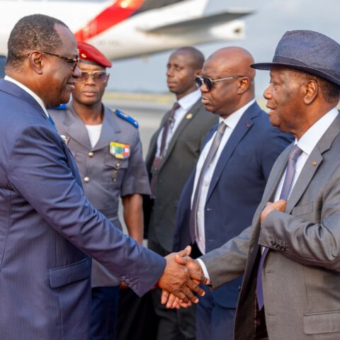 Côte d&rsquo;Ivoire : le président Alassane Ouattara de retour à Abidjan après un séjour en France.
