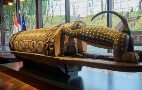 Le tambour parleur remis à la Côte d&rsquo;Ivoire par la France, 110 ans après son vol.