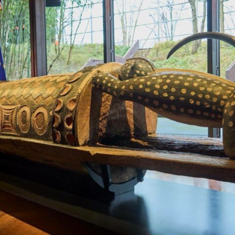 Le tambour parleur remis à la Côte d&rsquo;Ivoire par la France, 110 ans après son vol.