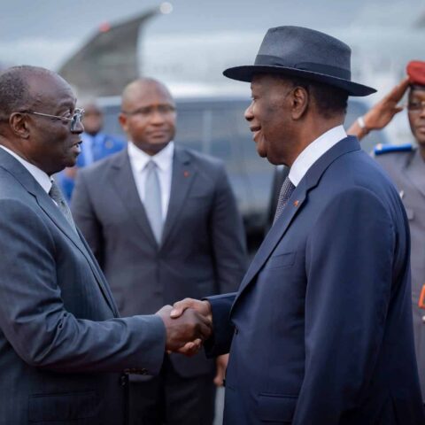 Côte d&rsquo;Ivoire : le Président Alassane Ouattara regagne Abidjan après un séjour en France