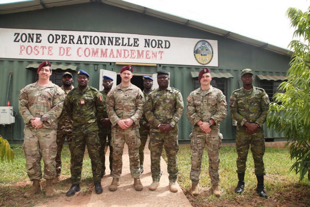 Côte d&rsquo;Ivoire-USA : FACI et Forces Américaines examinent les efforts en cours pour renforcer la sécurité aux frontières Nord.
