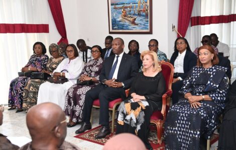 Décès de l&rsquo;ancien Bâtonnier Emmanuel Tano : La Première Dame, Madame Dominique Ouattara, présente ses condoléances à Madame Yolande Bakayoko.
